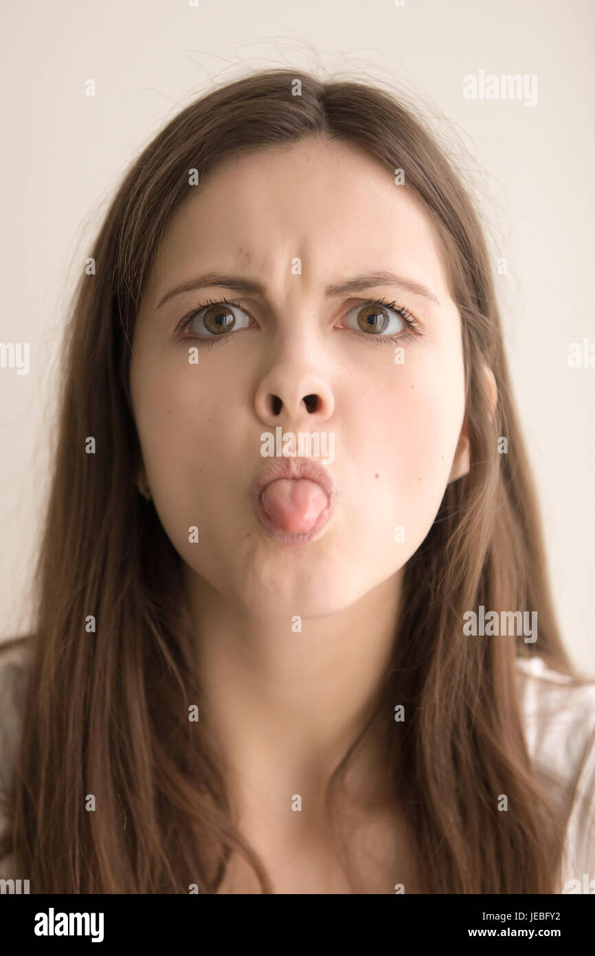 Kopfschuss-Porträt von böse Frau, die Zunge Stockfoto
