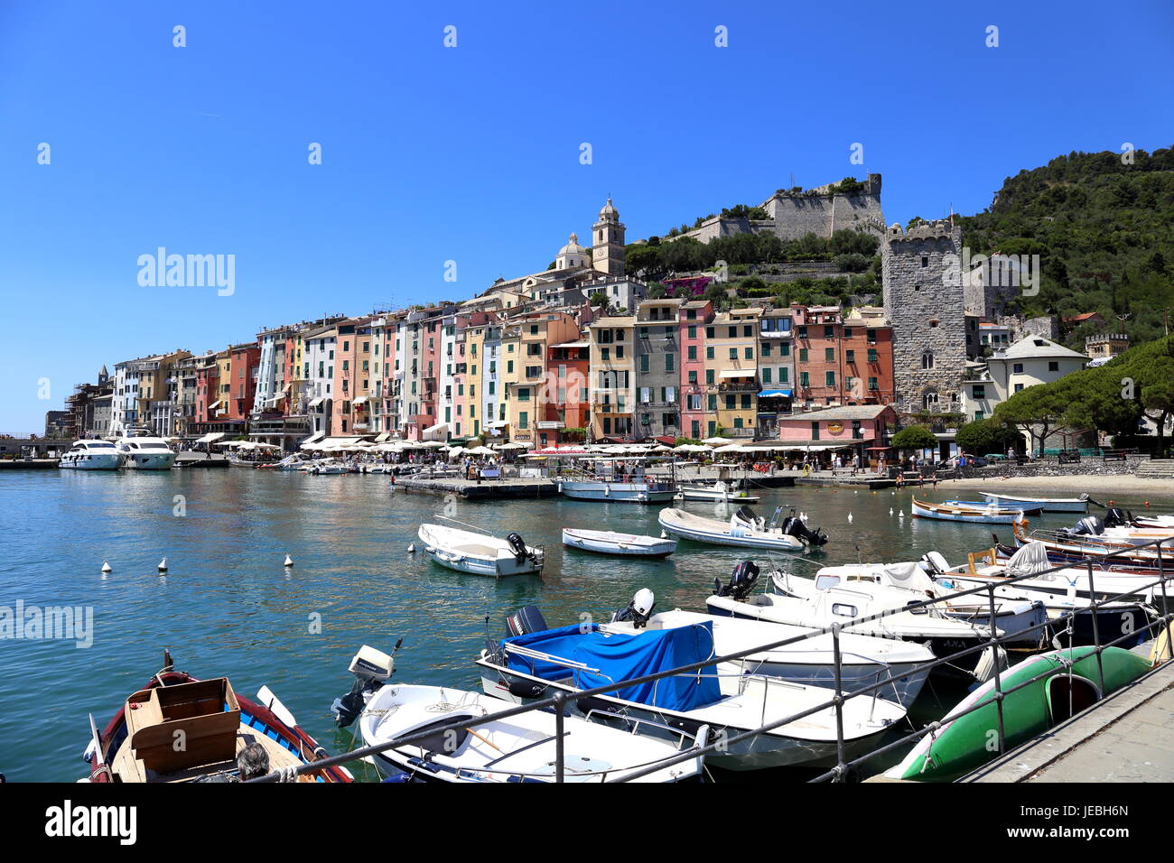 Dicht gedrängt farbenfrohe Häuser der italienischen Stadt Portovenere, Formaly in Verbindung mit Lord Byron und beliebt bei Touristen heute. Stockfoto