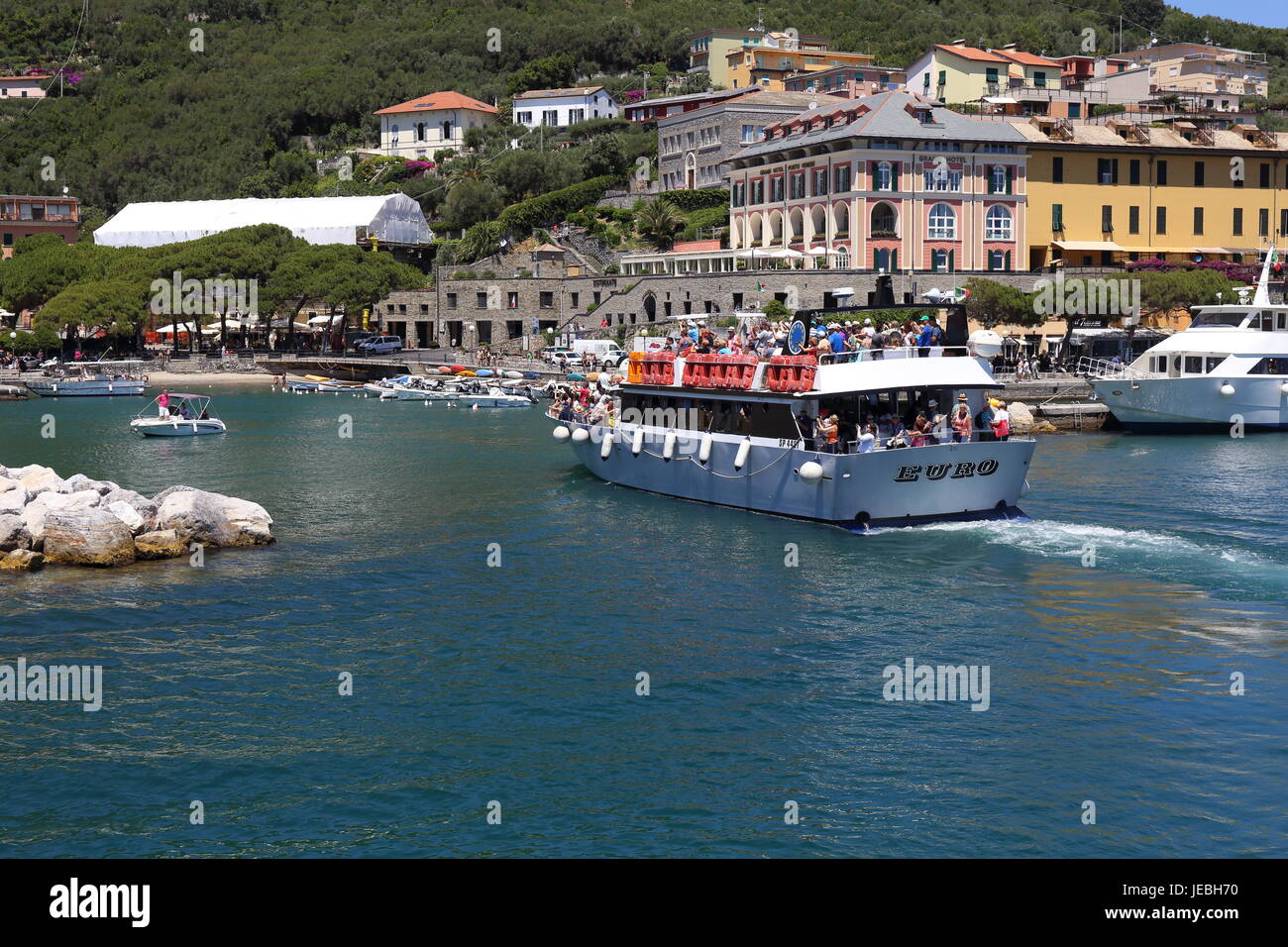 Dicht gepackten bunte Häuser von der italienischen Stadt Portovenere, Festungstürmen verbunden mit Lord Byron und beliebt bei Touristen heute. Stockfoto