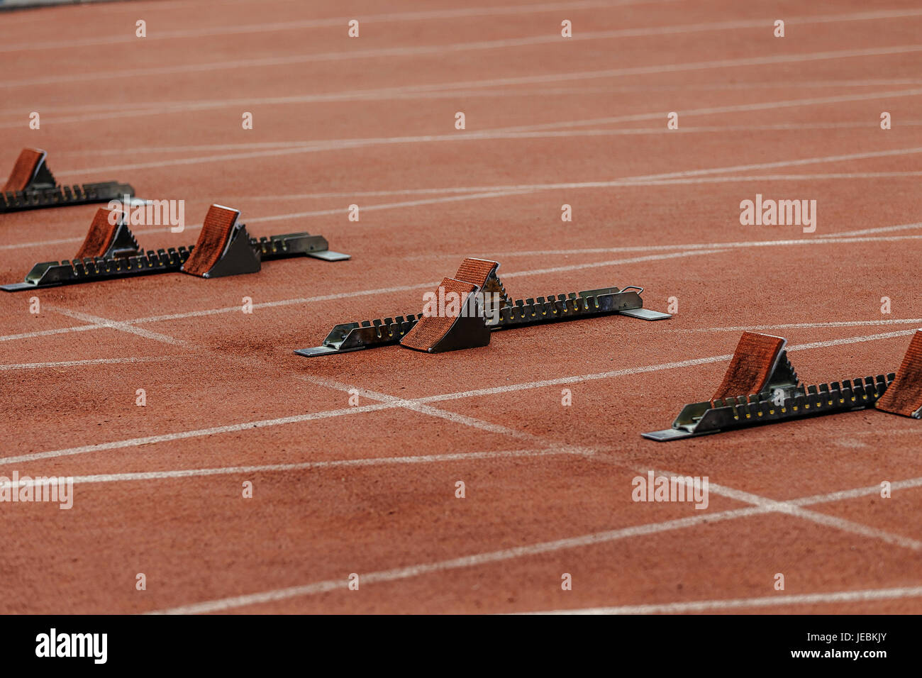 Startlöchern auf der Startlinie der Laufstrecke Stadion Stockfoto