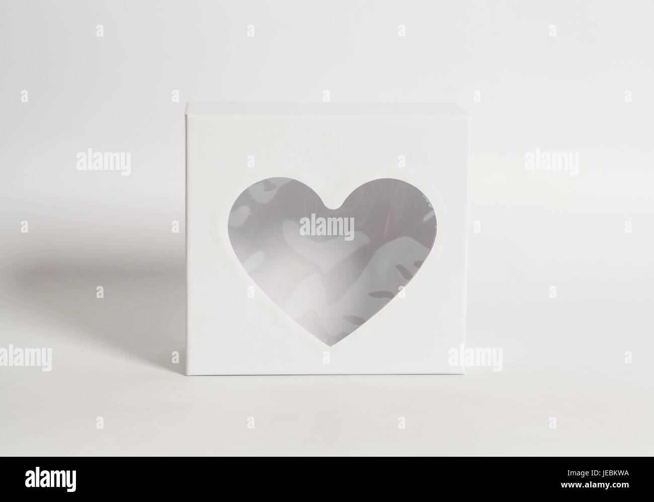 weißes Papier Herzen Geschenkbox auf weißem Hintergrund Stockfoto