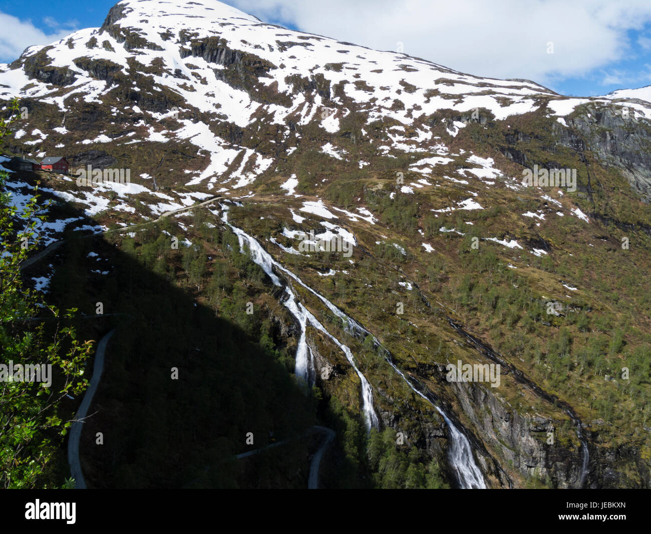 Panorama Aussicht auf Schnee bedeckt Bergkette von Vatnahalsen Bahnhof Flåm Line Aurland Sogn Og Fjordane Norwegen Stockfoto