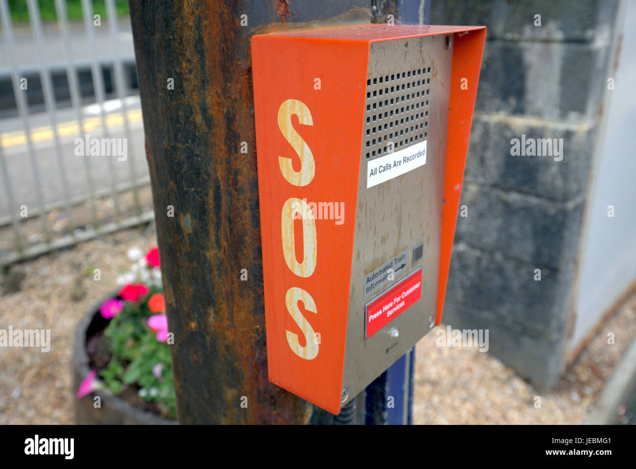 SOS Intercom Telefon Orange hautnah Stockfoto
