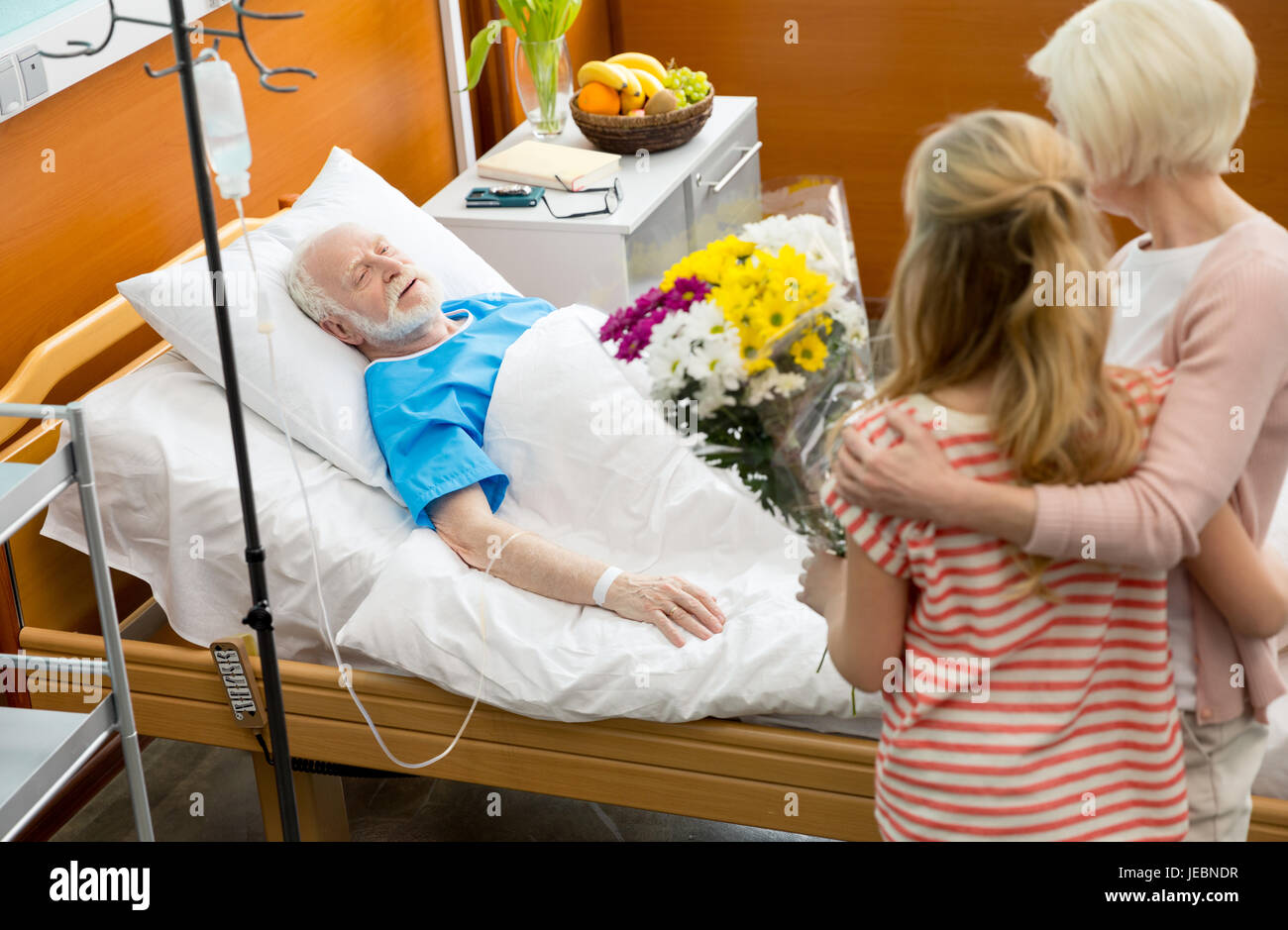 Nimmt Man Blumen Aus Dem Krankenhaus Mit Nach Hause Mann im krankenhaus blumen -Fotos und -Bildmaterial in hoher Auflösung