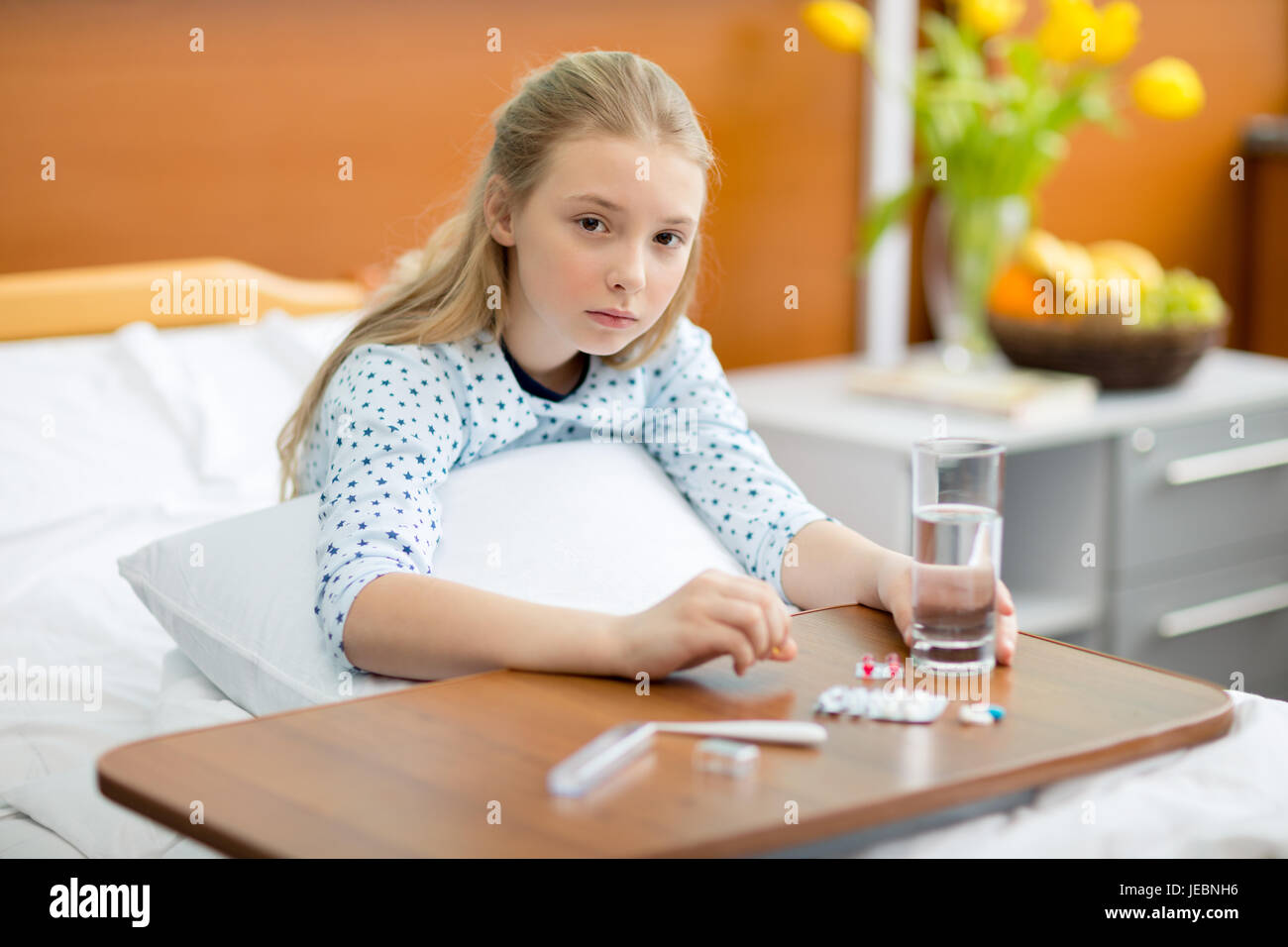 Kranke Mädchen Einnahme im Krankenhausbett Stockfoto