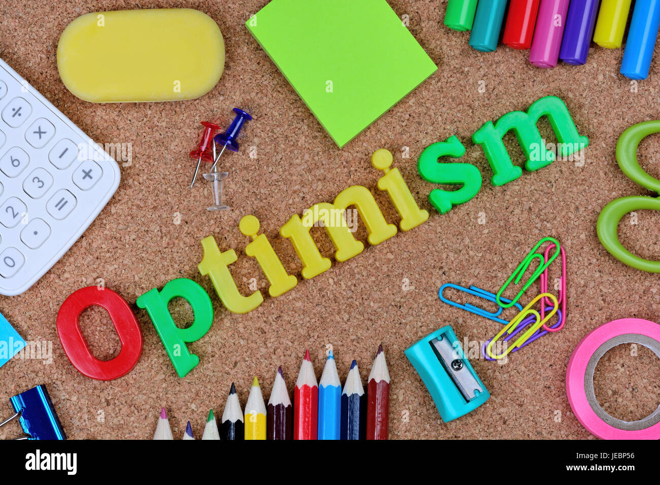 Optimismus-Wort auf Kork-Hintergrund Stockfoto