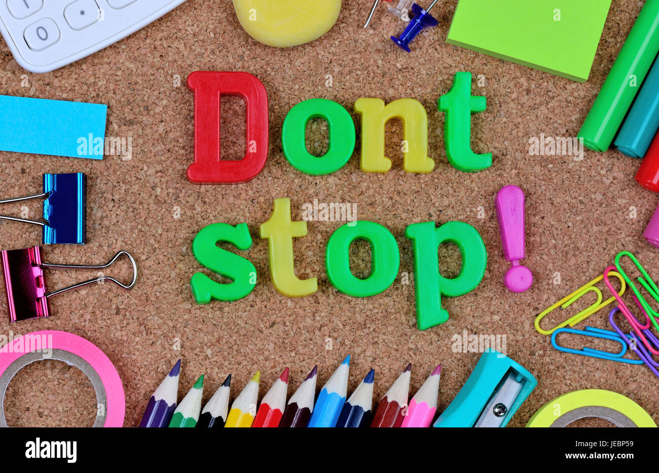 Don't stop Wörter auf Kork-Hintergrund Stockfoto
