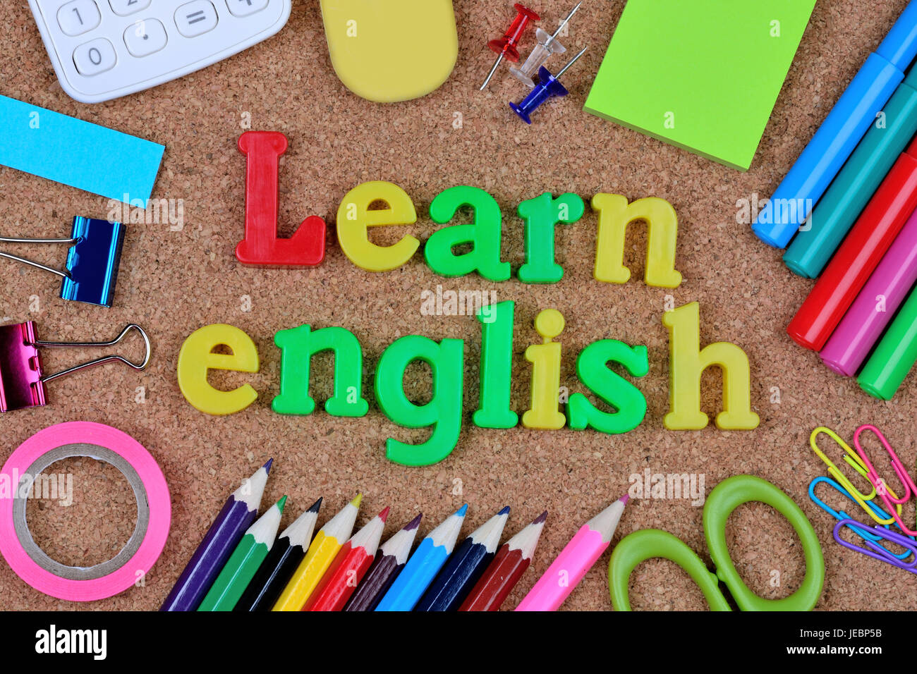 Lernen Sie englische Wörter auf Kork-Hintergrund Stockfoto