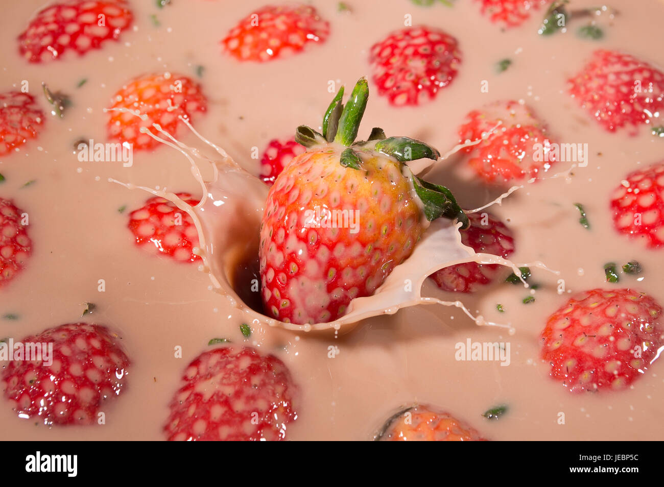 Erdbeeren im Joghurt fallen Stockfoto