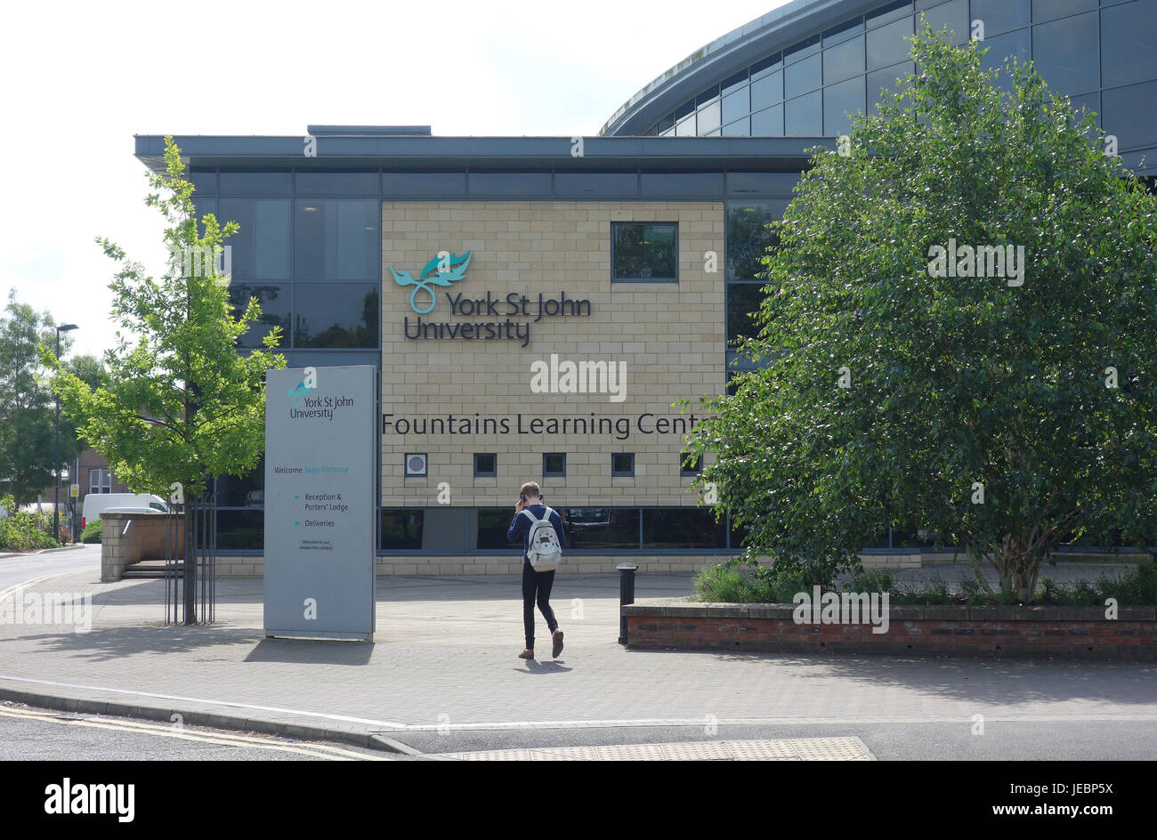 Eingang zum York St John University auf Clarence Street Stockfoto