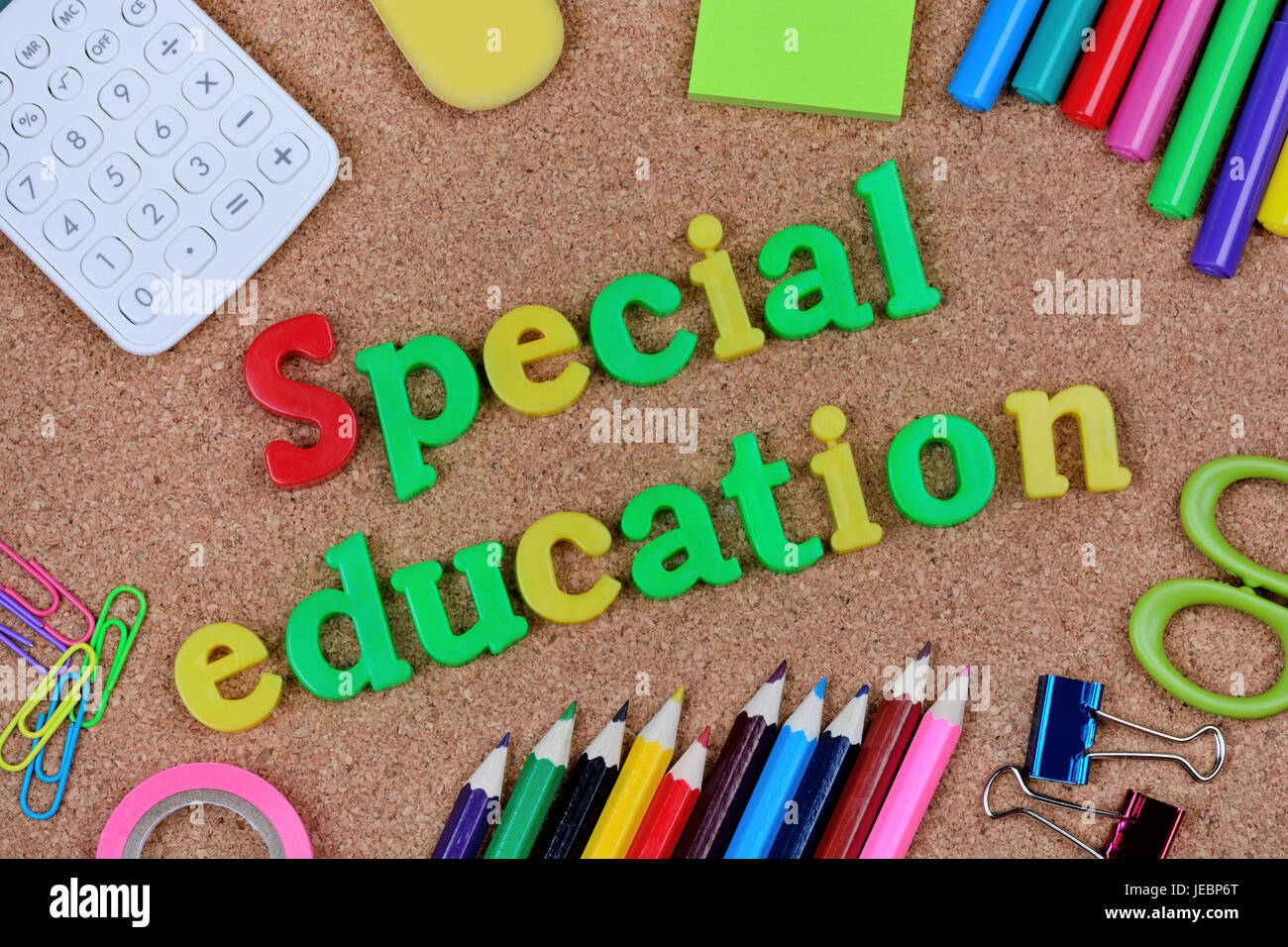 Sonderpädagogik Wörter auf Kork-Hintergrund Stockfoto