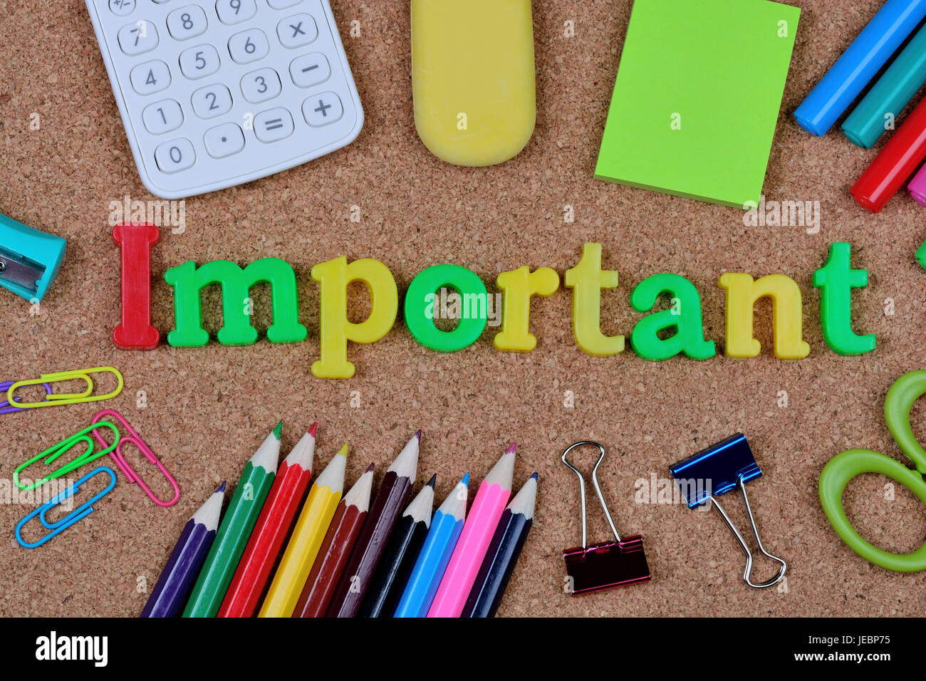 Wichtiges Wort auf Kork-Hintergrund Stockfoto