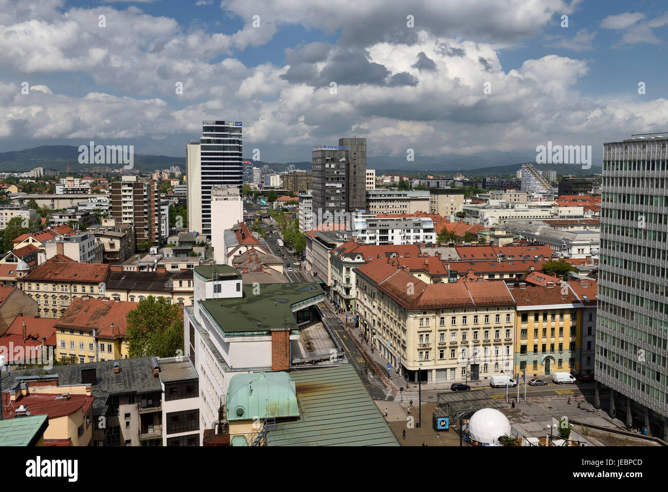 Erhöhten Blick auf Ljubljana Hauptstadt Sloweniens Norden aus dem Hochhaus in Kamnik Savinja Alpen unter Wolken Stockfoto