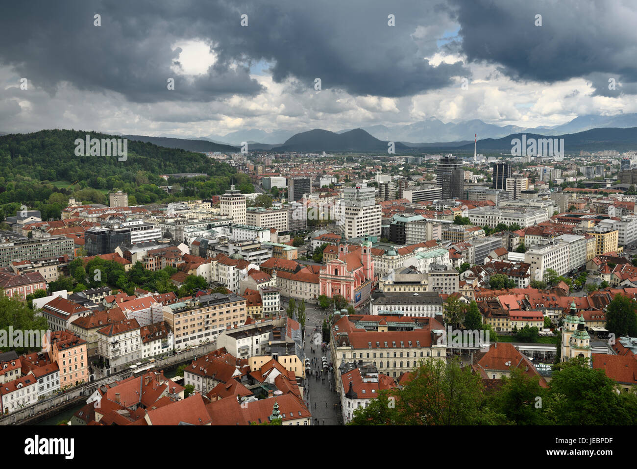 Ljubljana Slowenien mit Karawanken Kamnik Savinja Kalkalpen und rosa Franziskanerkirche des Verkündigung Preseren-Platz und Ljubljanica-Kanals Stockfoto