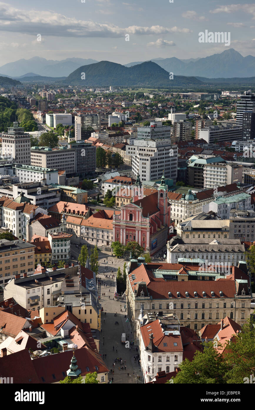 Ljubljana Hauptstadt Sloweniens mit der Karawanken, Kamnik Savinja Kalkalpen und Franziskanerkirche am Preseren-Platz aus die Burg von Ljubljana Stockfoto