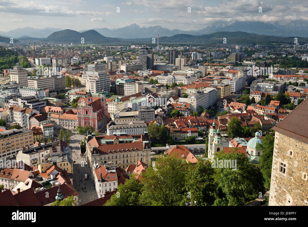 Alten Ljubljana Hauptstadt Sloweniens mit der Karawanken, Mount Saint Mary und Kamnik Savinja Kalkalpen vom Hügel die Burg von Ljubljana Stockfoto