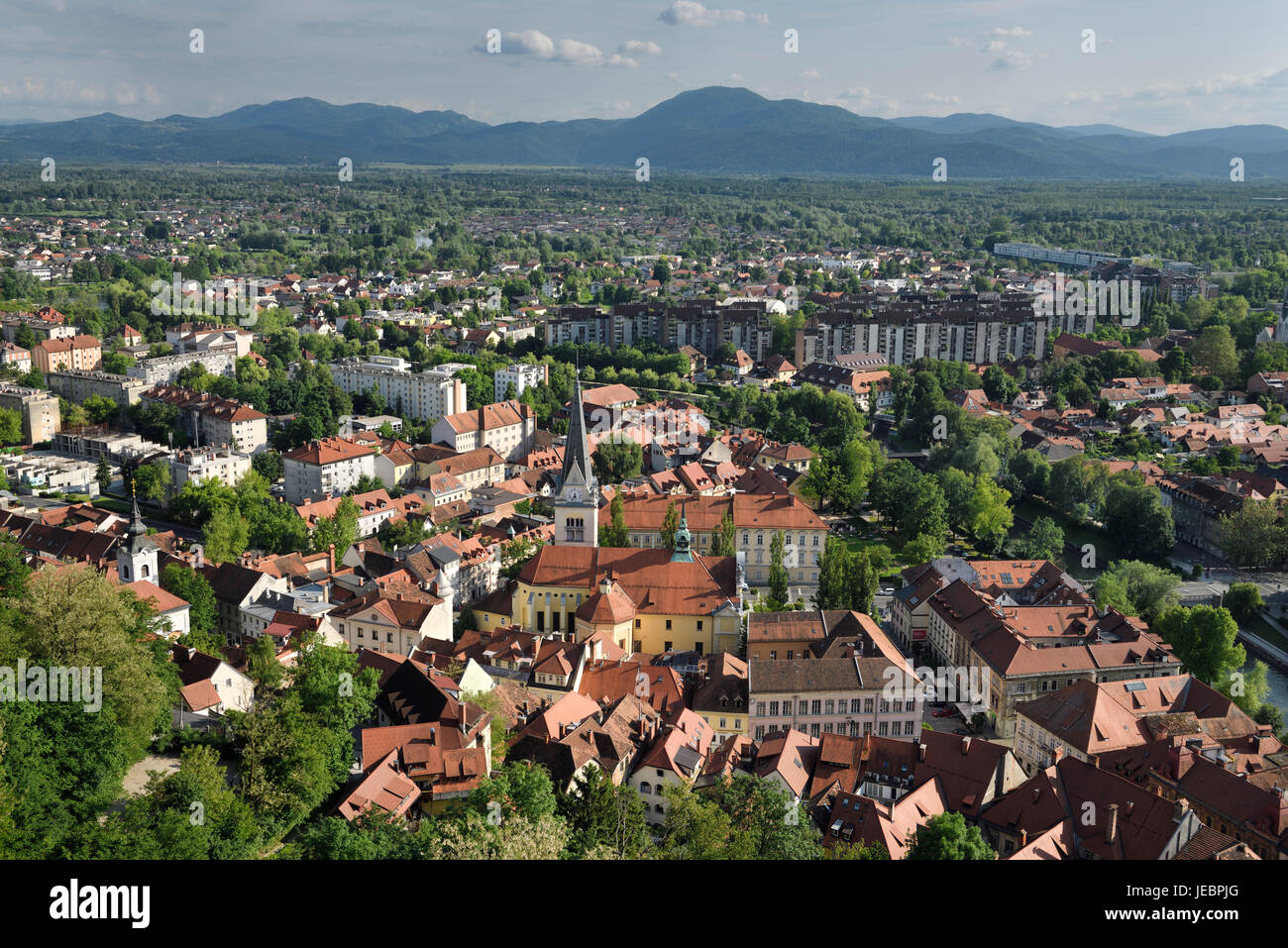 Ljubljana Hauptstadt Sloweniens mit der Karawanken Alpen Ausläufern ehemaligen Sumpf Land und Str. Jamess katholische Kirche von Ljubljana Castle Hill Stockfoto