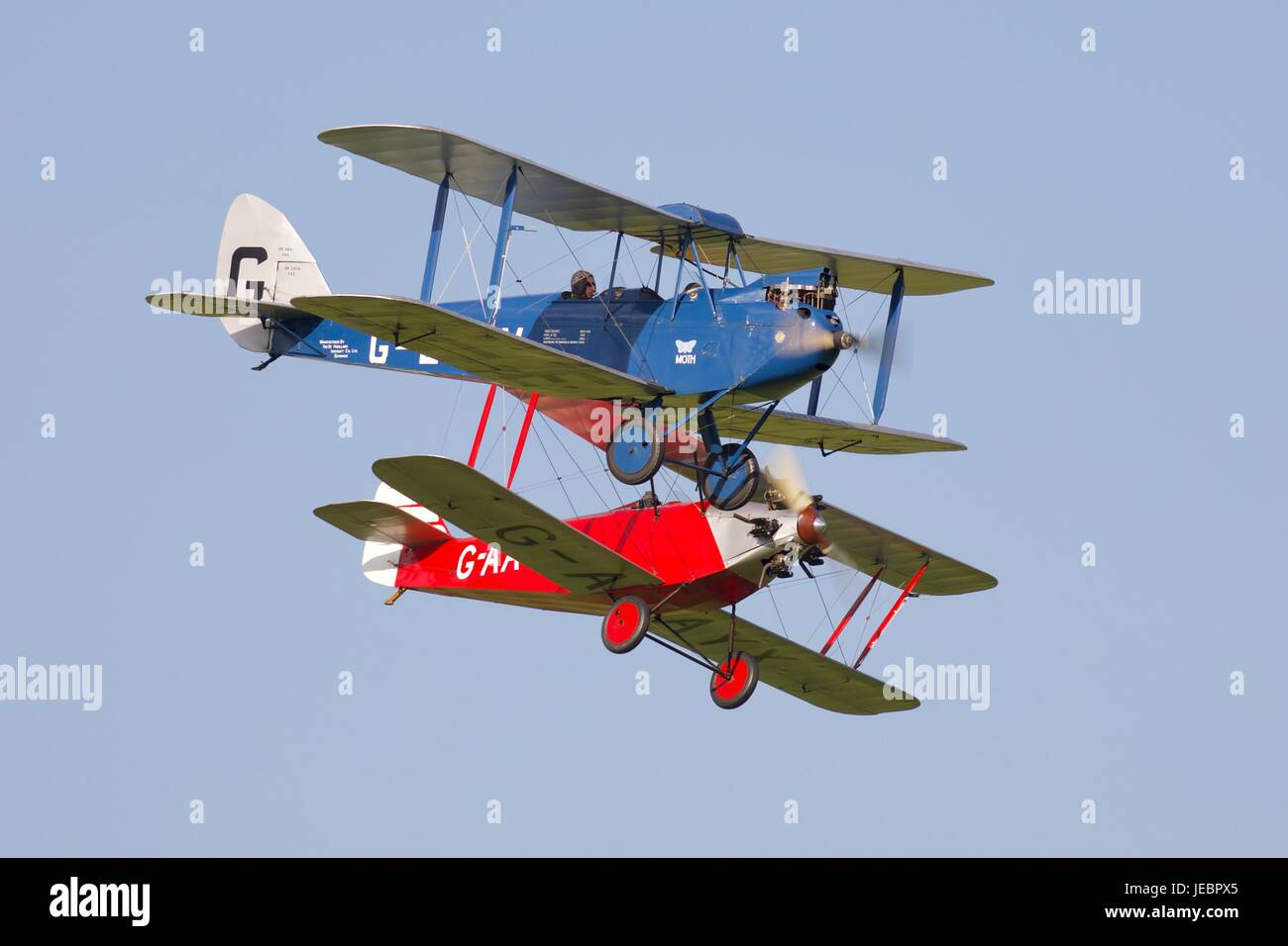 1925 DH60 Cirrus Falter fliegen neben 1929 südlichen Martlet Old Warden Flugplatz Stockfoto