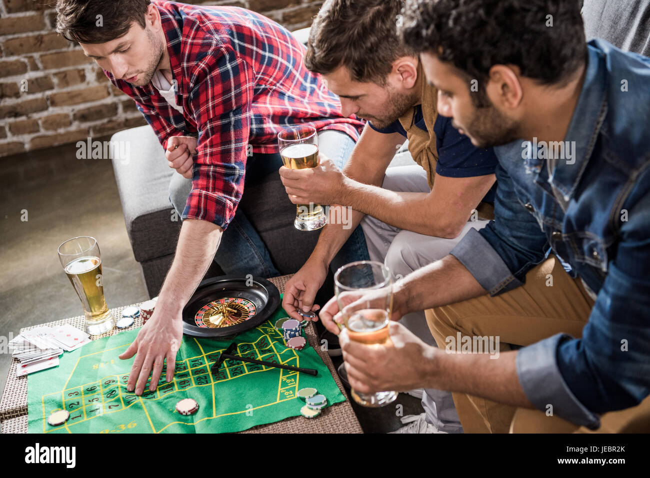 junge Männer spielen Roulettespiel. junge Leute, die Spaß Konzept Stockfoto