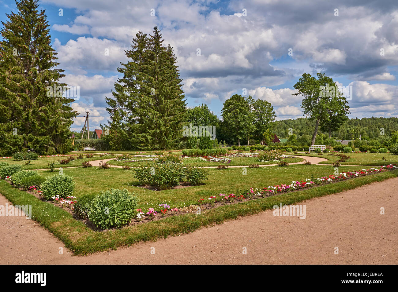 Landschaftspark im Sommer um die Mittagszeit. Rasen, den bewölkten Himmel. Russland, der Region Pskow. Landschaft, Natur, Landschaftsgestaltung Stockfoto