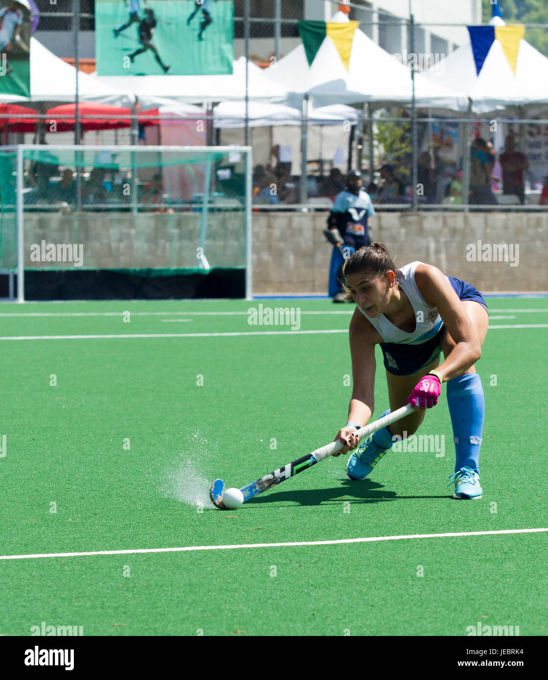 Frauen fangen Sie Hockeyspieler fährt den Puck nach unten Feld - Argentinien vs. The Olympic Club im Jahr 2017 Kalifornien Cup, Moorpark College Stockfoto