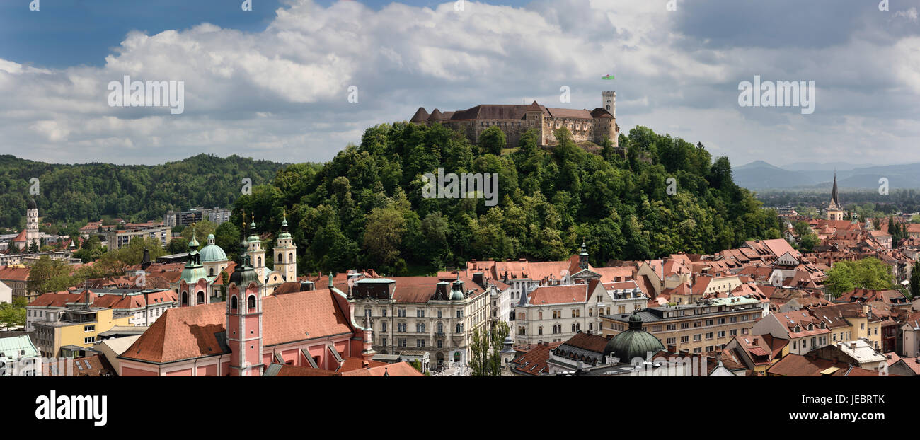 Panorama der alten Stadt von Lubljana Slowenien aus dem Wolkenkratzer der Kirchen von St. Joseph, St. Nikolaus, Franziskaner und St. James mit Hügel Burg Stockfoto