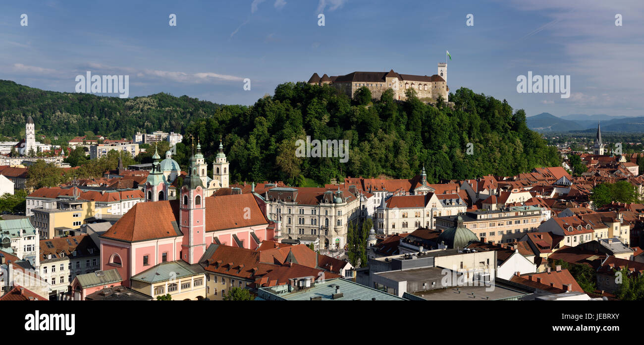 Blick auf die Altstadt Stadt Lubljana Sloweniens aus dem Wolkenkratzer der Kirchen von St. Joseph, St. Nikolaus, Franziskaner und St. James mit Hügel Burg Stockfoto