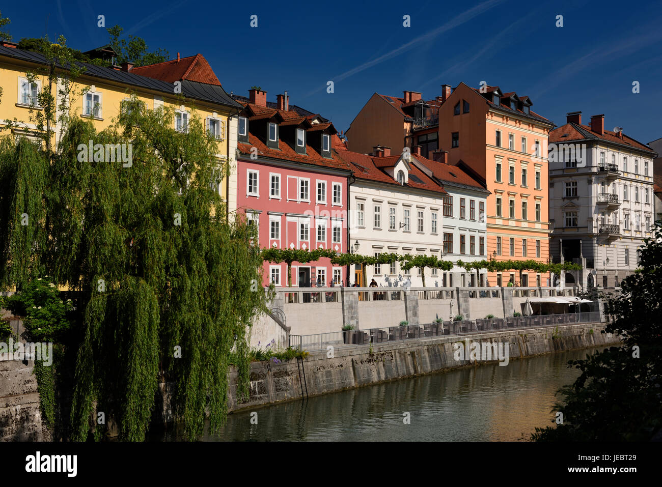 Helle Pastellfarben renovierten historischen Gebäuden Hribar Kai Ufer des Flusses Ljubljanica Kanal Wasserstraße von Ljubljana Slowenien Stockfoto