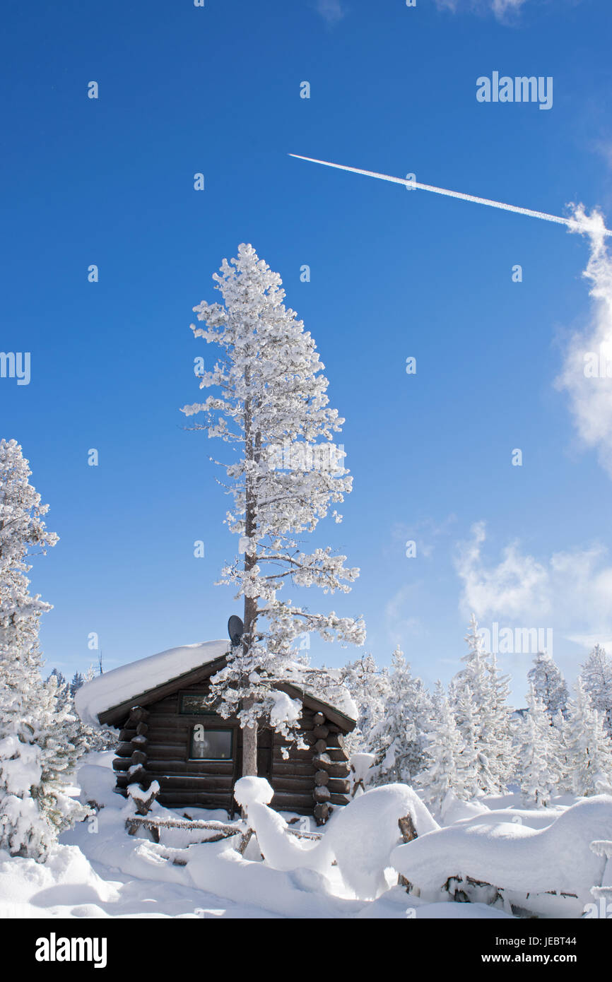 Kondensstreifen über eine Schnee-Landschaft Stockfoto