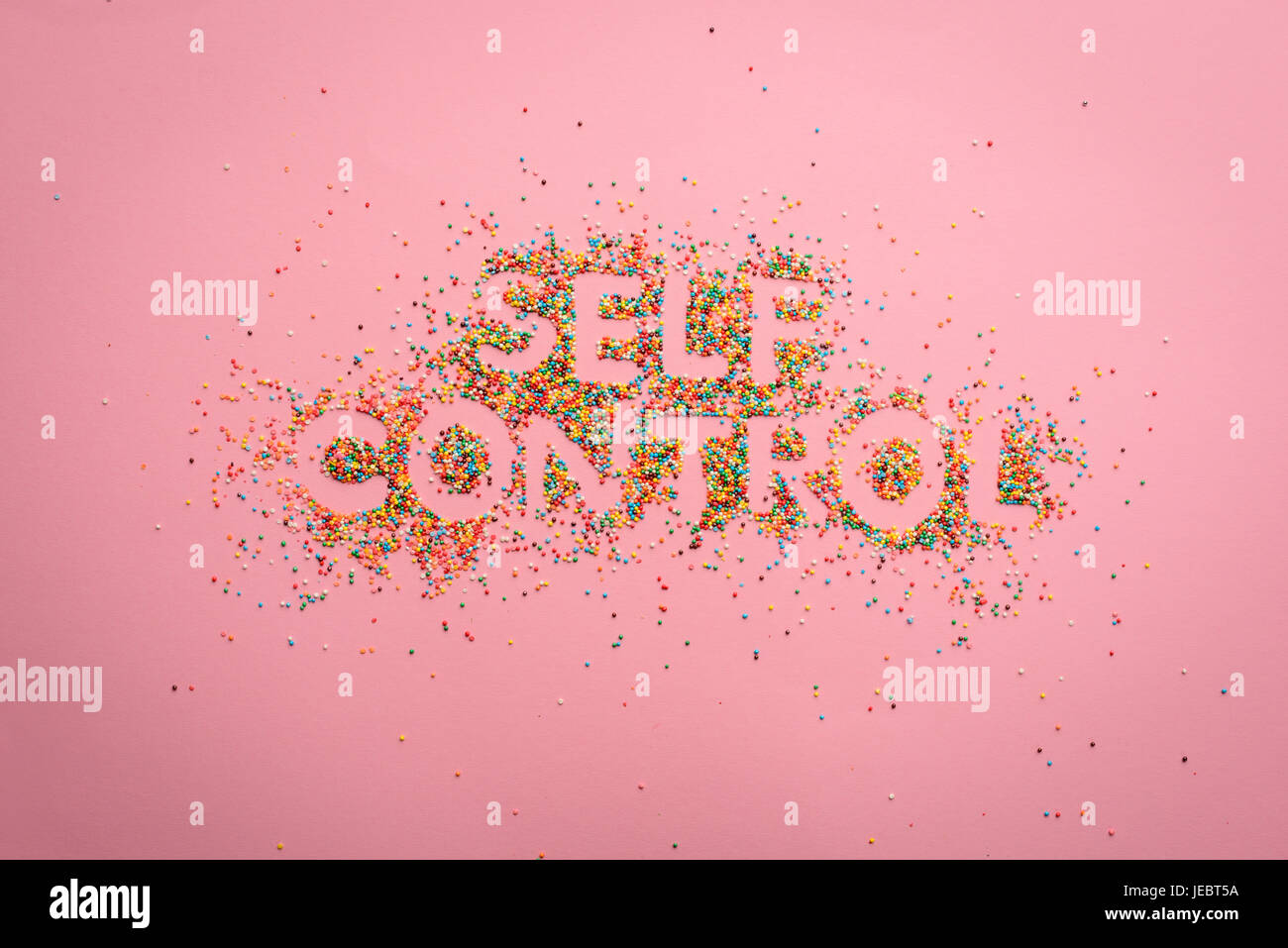 Draufsicht der Selbstkontrolle Schriftzug aus Süßigkeiten isoliert auf rosa, gesundes Wohnkonzept hergestellt Stockfoto