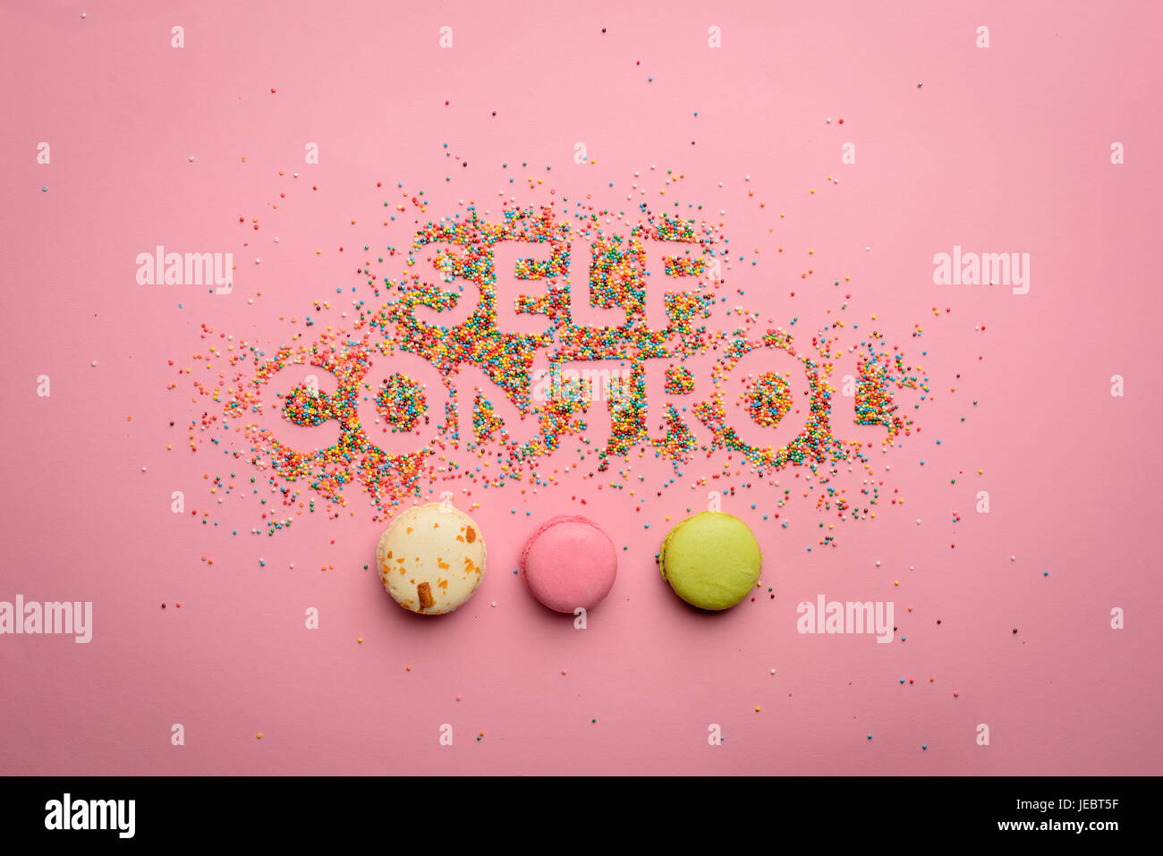 Draufsicht der Selbstkontrolle Schriftzug aus Süßigkeiten isoliert auf rosa, gesundes Wohnkonzept hergestellt Stockfoto