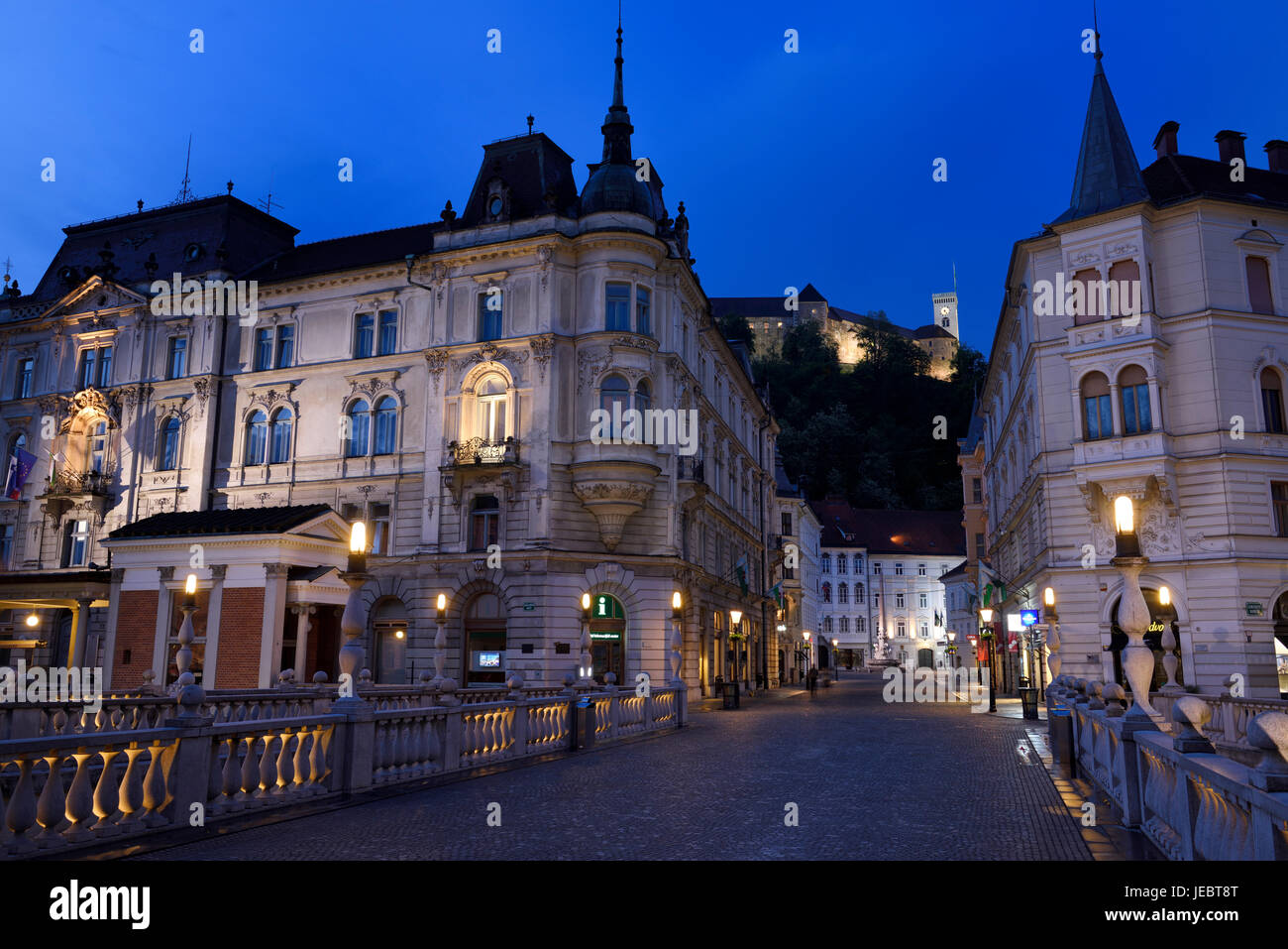 Stritar Street in der Morgendämmerung zwischen Kresija und Philip Villa in Richtung Ljubljana Castle Hill von Triple Bridge in Altstadt Ljubljana Slowenien Stockfoto