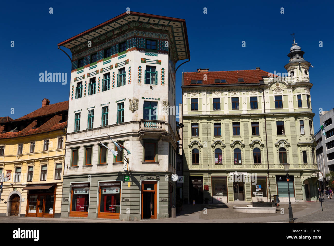 Historische Jugendstil-Gebäude am Preseren-Platz weiß gefliest Hauptmann Haus 1873 links und grün Frisch Haus 1897 Ljubljana Slowenien Stockfoto