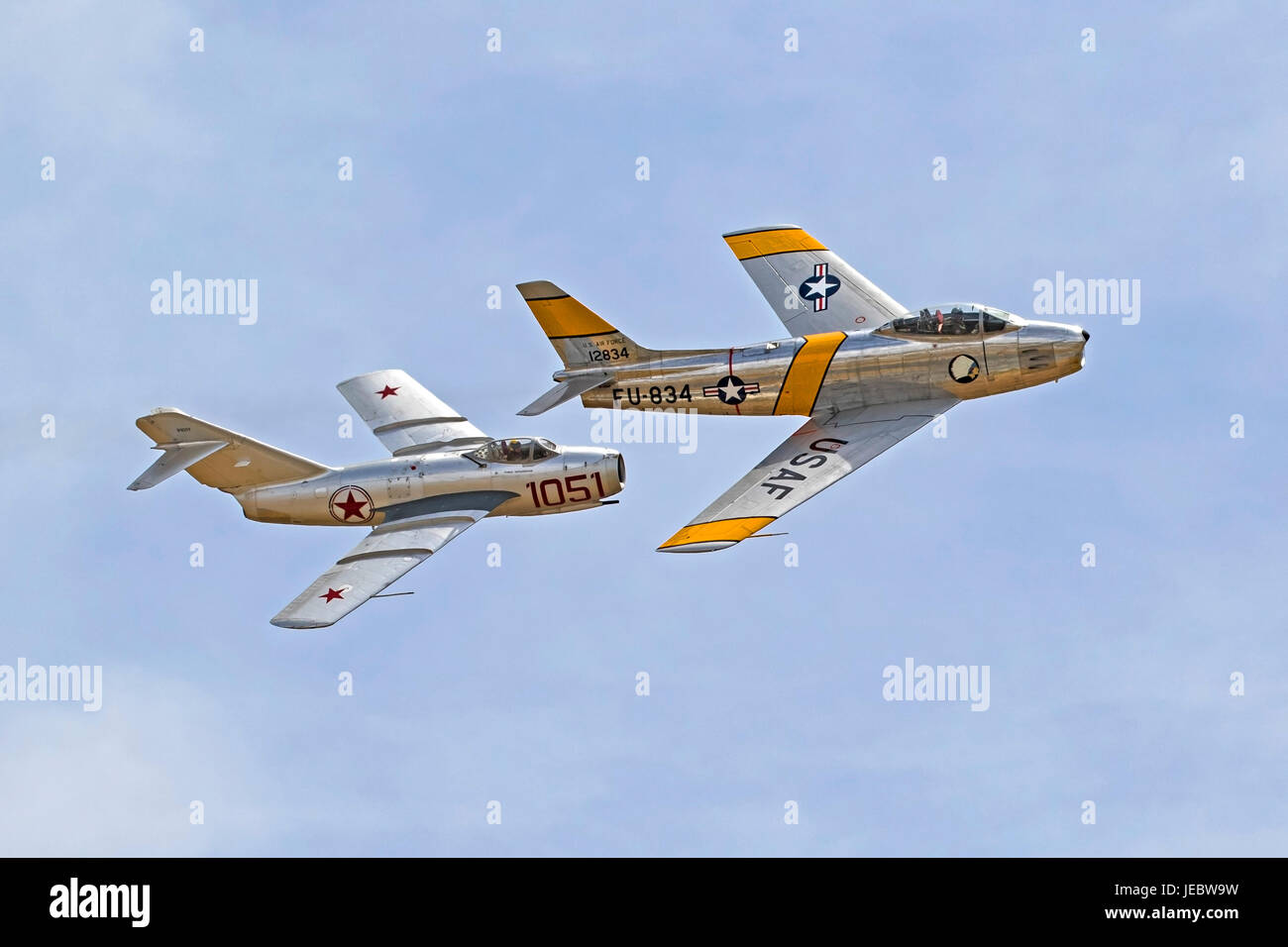 Flugzeug Planes of Fame f-86 Sabre und MIG Kämpfer fliegen auf der Luftfahrtmesse 2017 Stockfoto