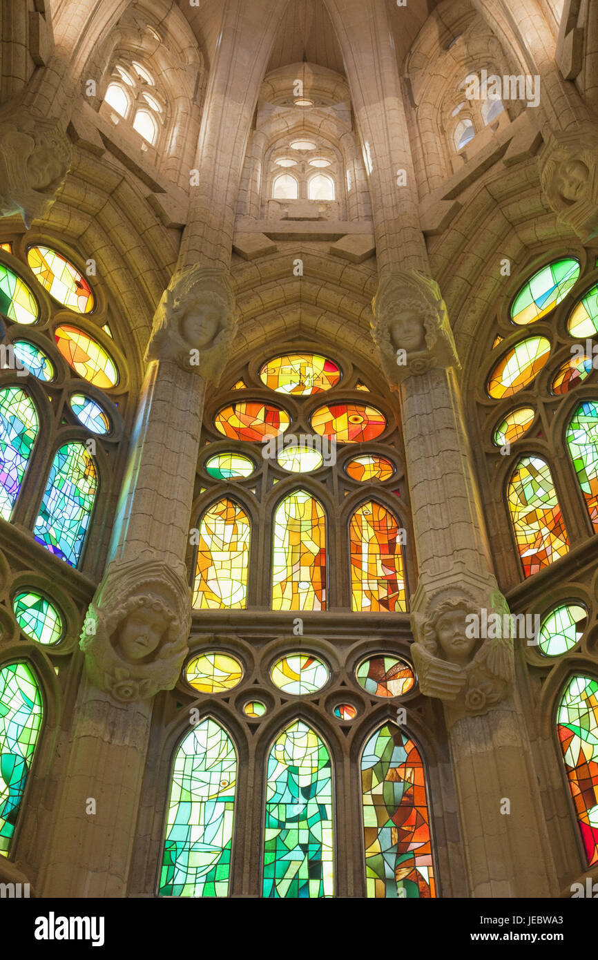 Spanien, Barcelona, Sagrada Familia, farbige Glasfenster, Stockfoto