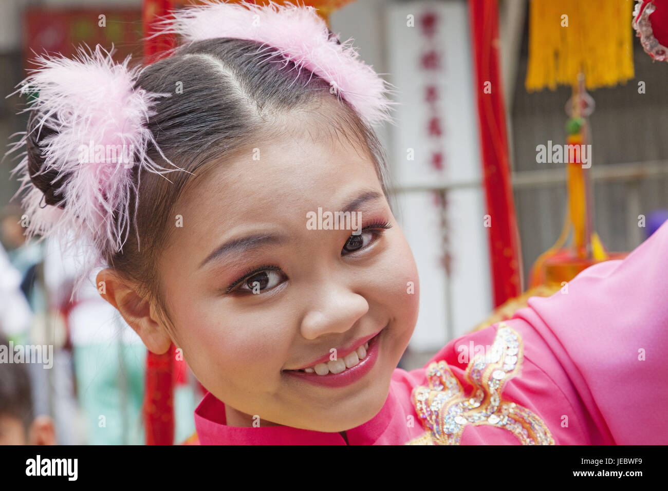 China, Hong Kong, Mädchen, verkleidet, Rückfahrkamera, Lächeln, Porträt, Tradition, Massentourismus, Mensch, Kind, speichern, Kultur, Haarschmuck, glücklich, Stockfoto