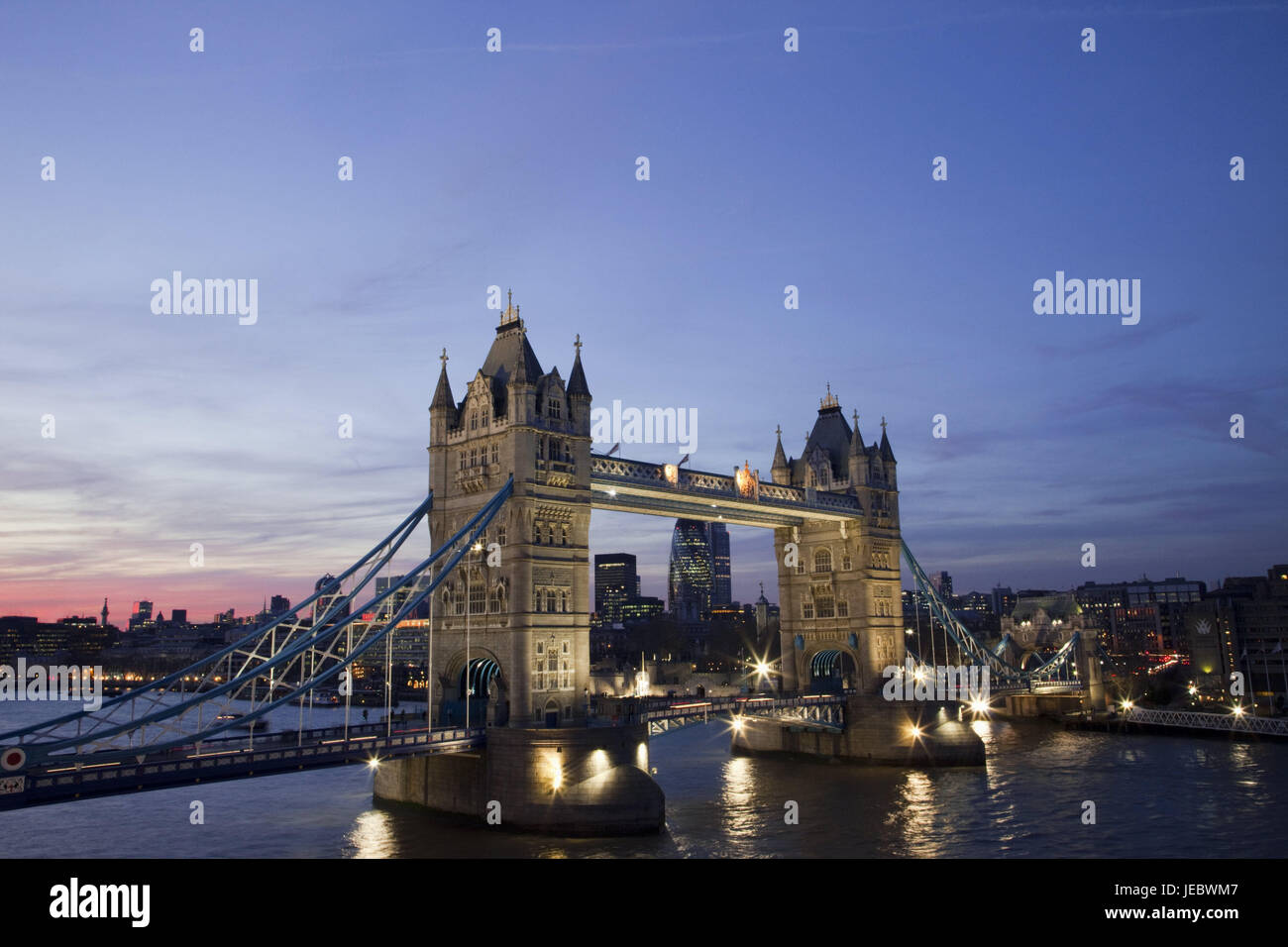 England, London, Tower Bridge, die Themse, Abend, UK, GB, Brücke, Straßenbrücke, Unruhbrücke, Fluss, Verbindung, Ort von Interesse, Tourismus, Dämmerung, Lichter, Nachleuchten, Stadt, Blick auf die Stadt, Gebäude, Hochhäuser, Stockfoto