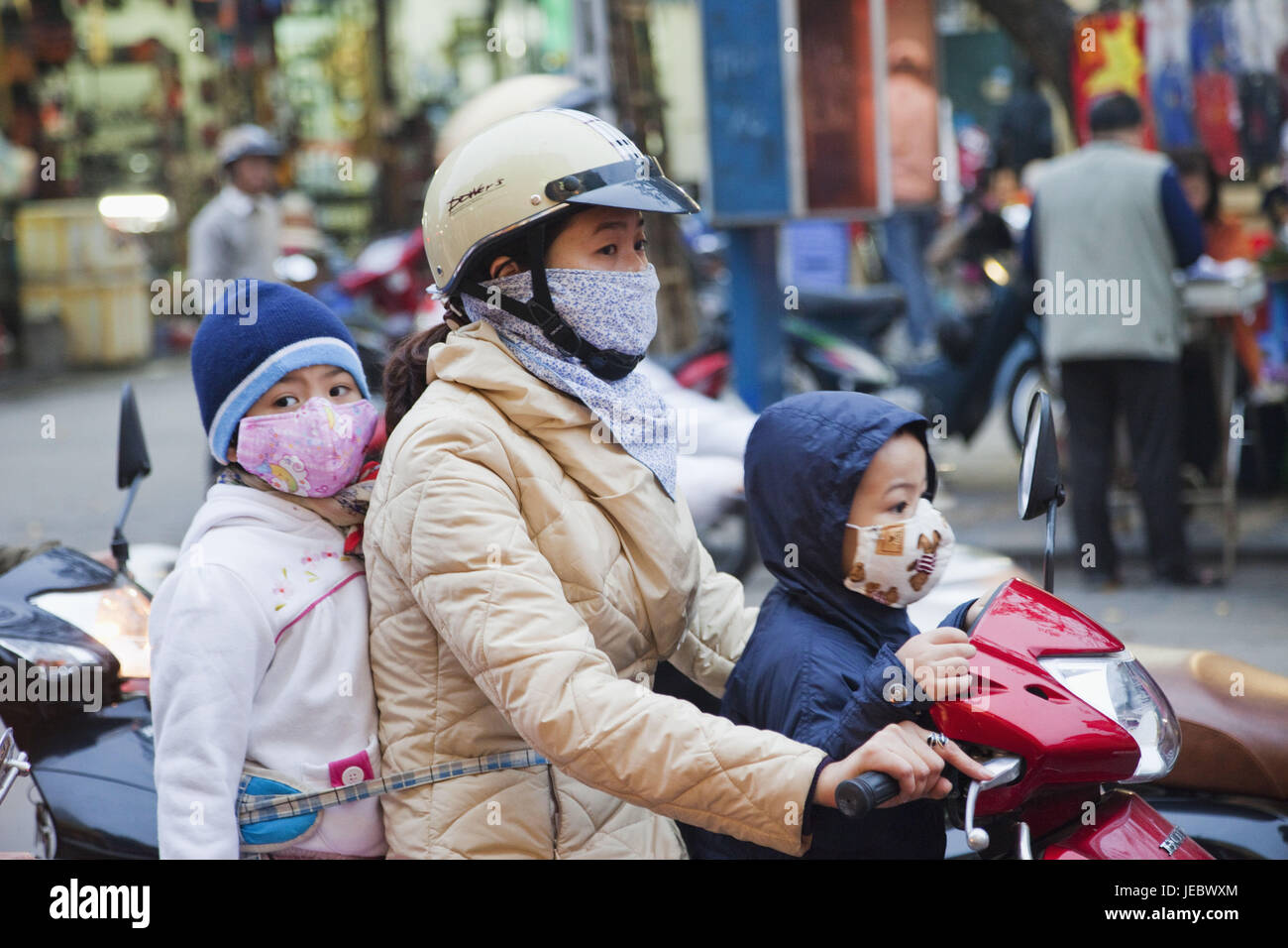 Vietnam, Hanoi, Verkehr Szene, Frau und Kinder auf Motorroller, Stockfoto