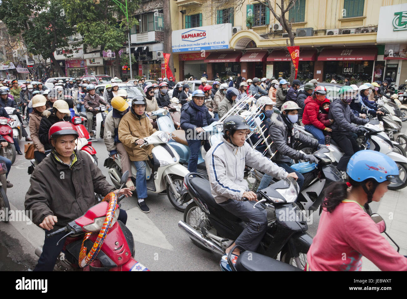 Vietnam, Hanoi, Straßenszene, Verkehr, Motorroller, Motorradfahrer, Stockfoto