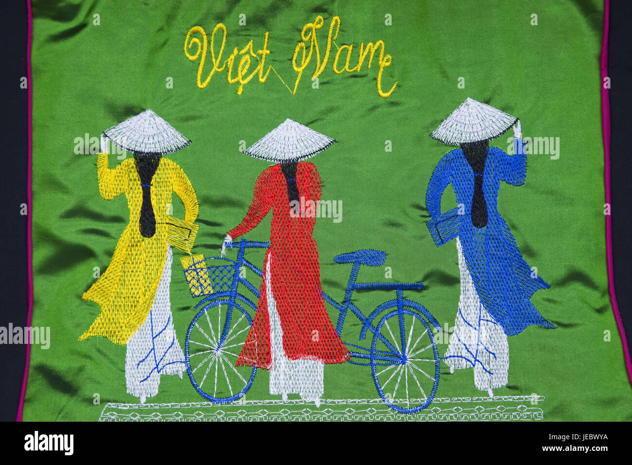 Vietnam, Hanoi, Stoff-Tasche, Stickerei, Souvenir, Vertretung, Frauen in der traditionellen Kleidung der Ao-Dai, Stockfoto