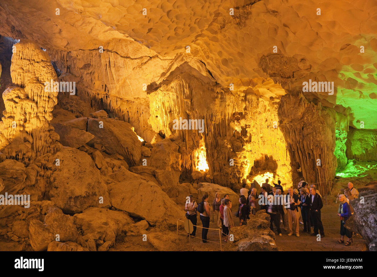 Vietnam, Halong Bay, Sung Sot Grube, Tourist, Stockfoto