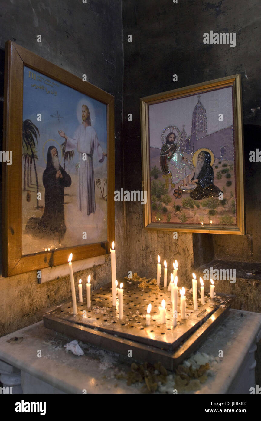 Afrika, Ägypten, Wadi Natrun, Kloster Saint-Pischoi, Skyers und Bilder in einem Altar, Stockfoto