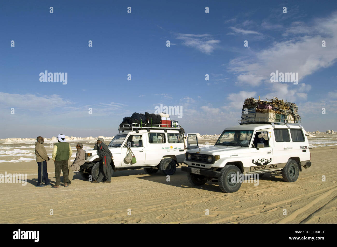 Afrika, Ägypten, libysche Wüste, Weiße Wüste, zwei Jeeps und Männer, Stockfoto