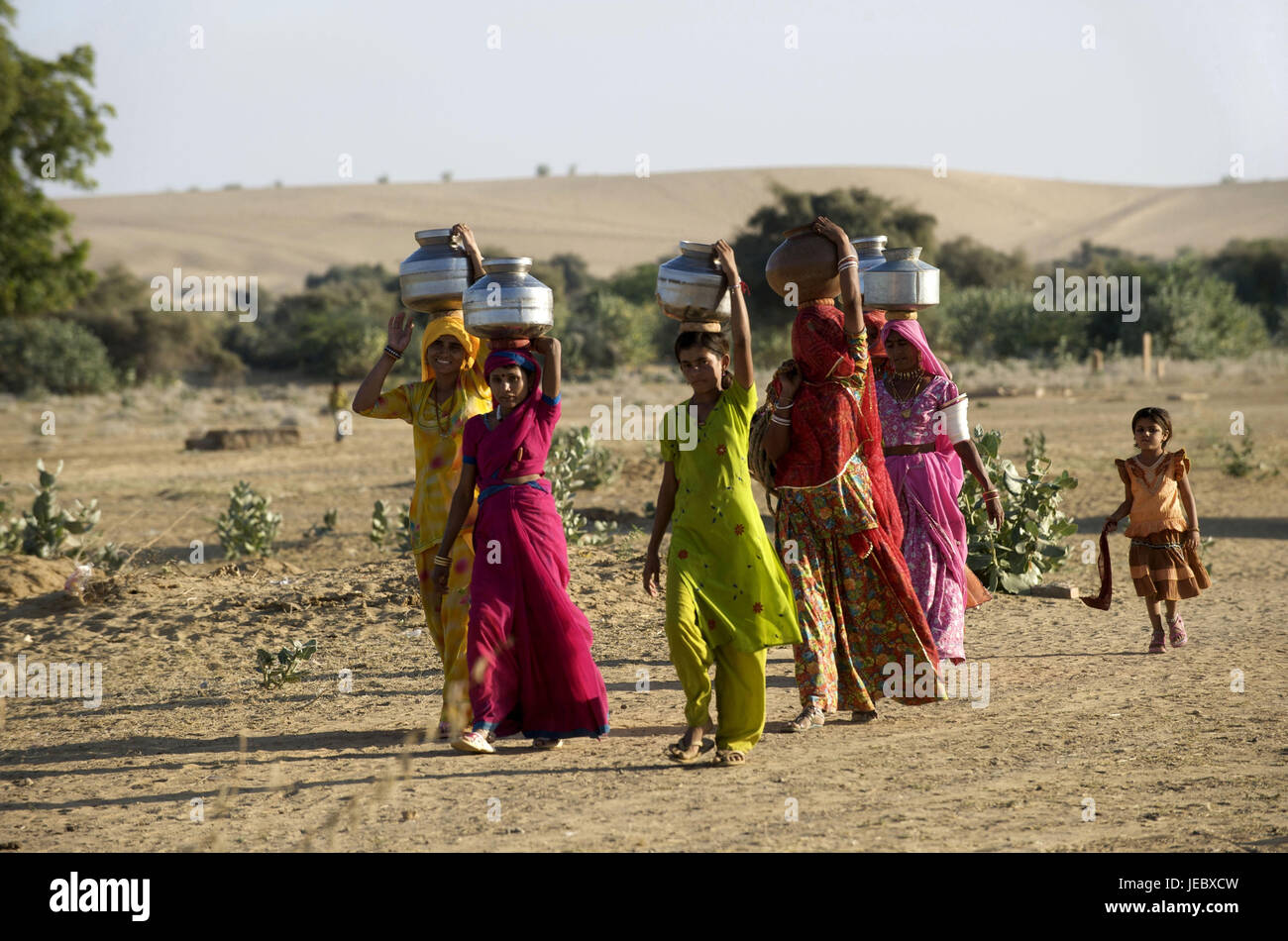 Indien, Rajasthan, Jaisalmer Region, Dorf Khuri, Gruppe von Frauen auf dem Weg zum Brunnen, Stockfoto