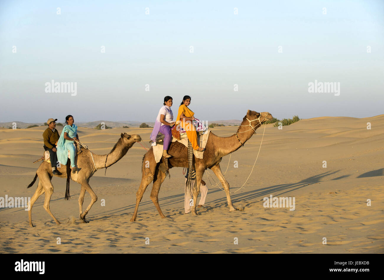 Indien, Rajasthan, Jaisalmer Region Wüste Thar, Dünen von Khuri, Touristen Fahrt N auf Kamelen, Stockfoto
