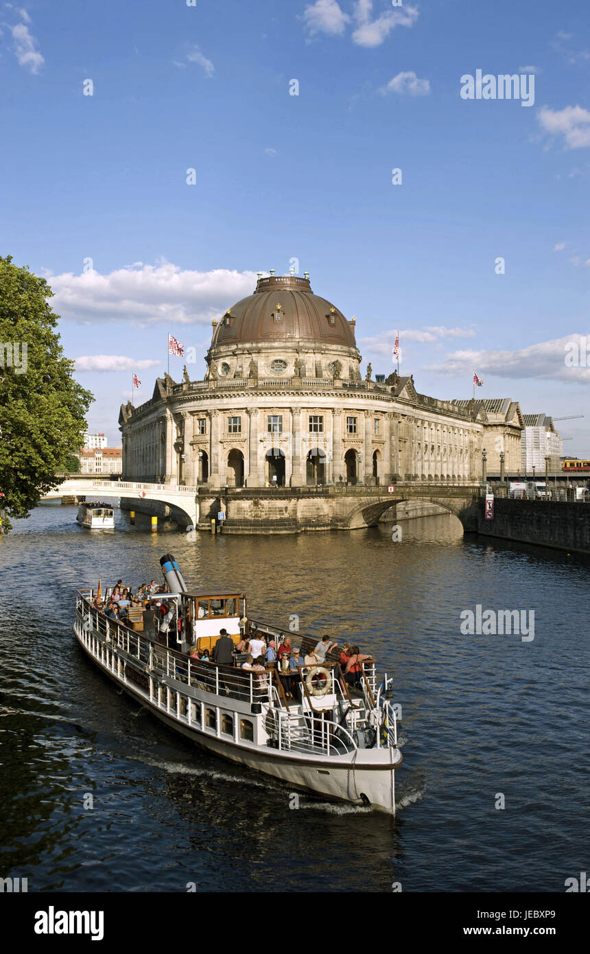 Deutschland, Berlin, touristischen Boot auf der Spree in den Hintergrund-Museumsinsel mit dem Bode-Museum, Stockfoto