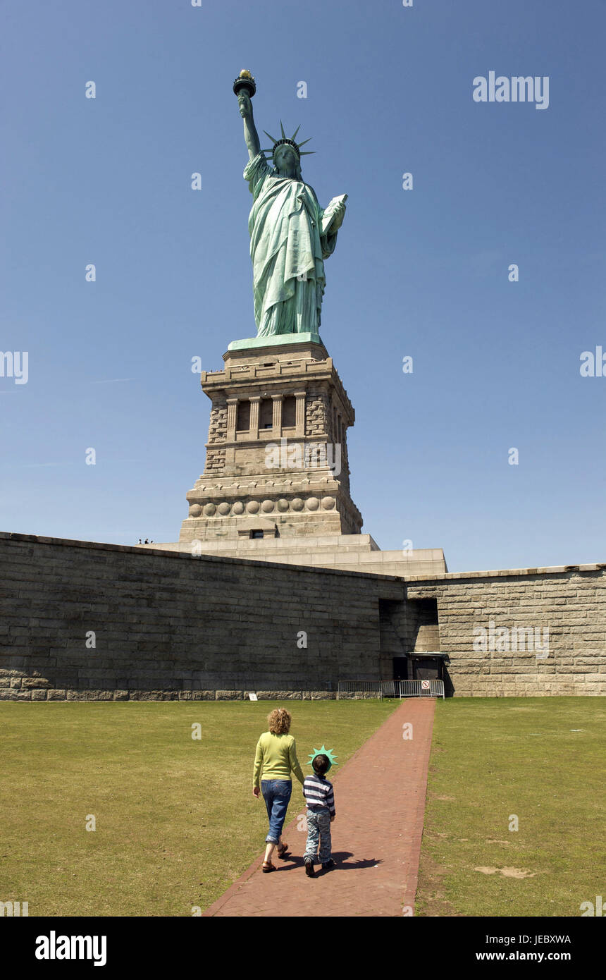 Die USA, Amerika, New York, die New Yorker Freiheitsstatue, Frau und Kind, Ansicht von hinten, Stockfoto