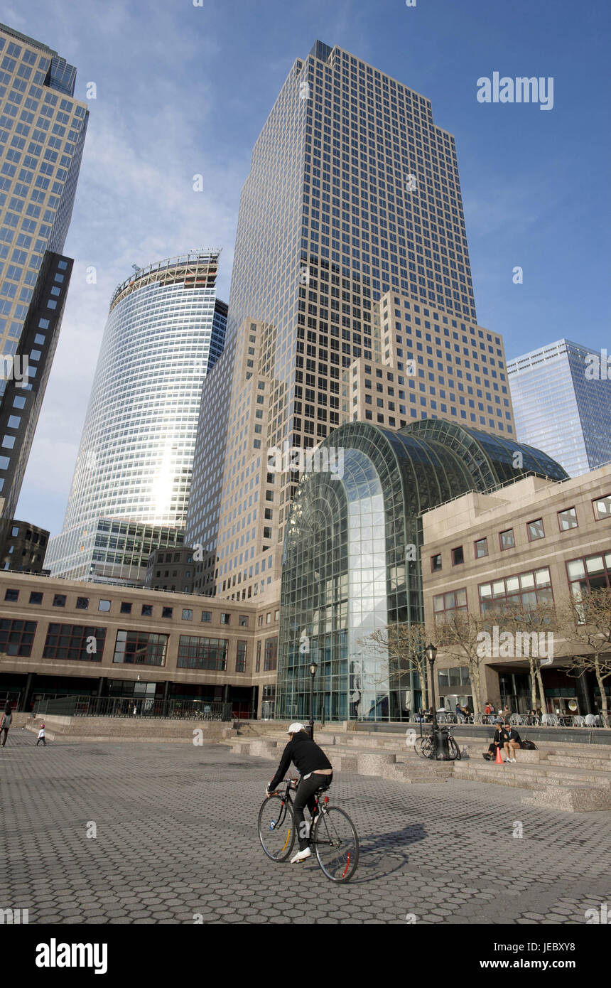 USA, Amerika, New York, Manhattan, World Financial Center, Radfahrer im Vordergrund, Stockfoto