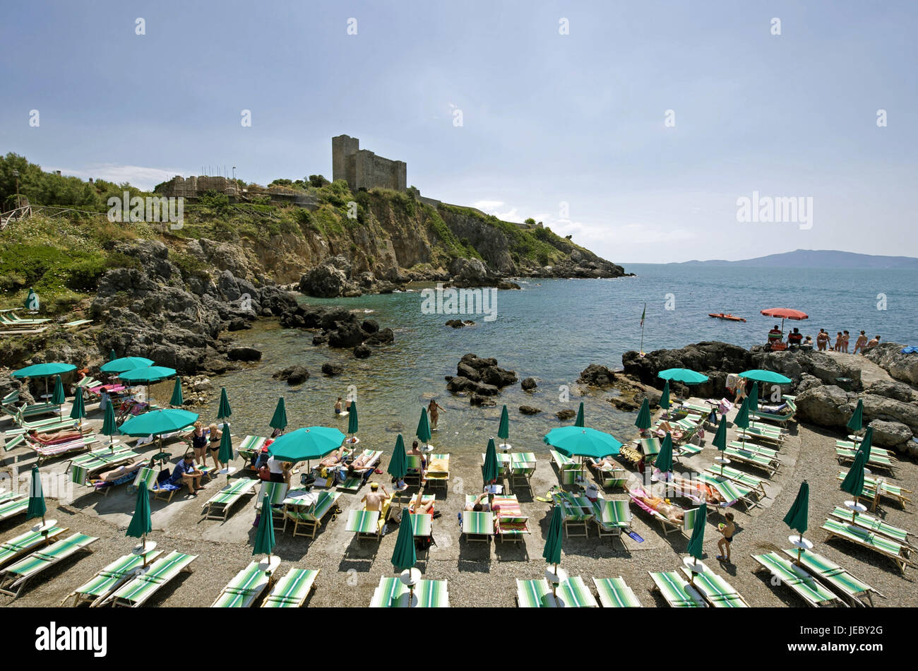 Italien, Toskana, La Maremma, Talamone, Sonnenliegen am Strand, Stockfoto
