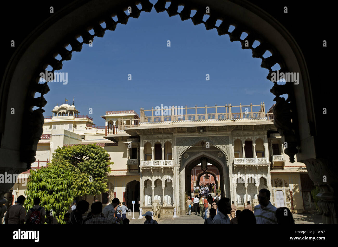 Indien, Rajasthan, Jaipur, Stadtpalast, Sarhad-Ki-Deorhi, Marmor Ziel und Touristen, Stockfoto